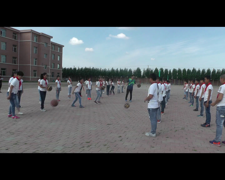 人教2011版体育与健康五至六年级《5.运球技术与教学比赛》黑龙江老师-省一等奖