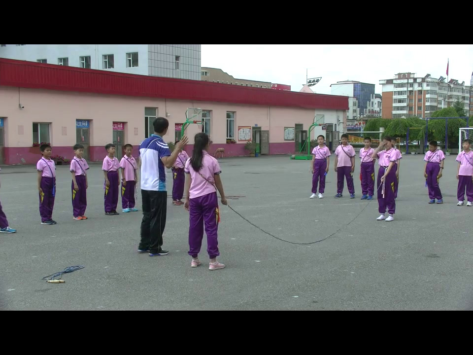 人教2011版体育与健康五至六年级《3.穿梭跳长绳与发展体能》吉林张老师-省一等奖
