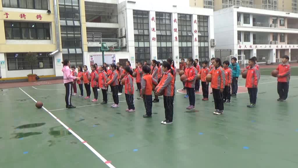 人教2011版体育与健康五至六年级《2.行进间双手胸前，》湖北老师-市一等奖