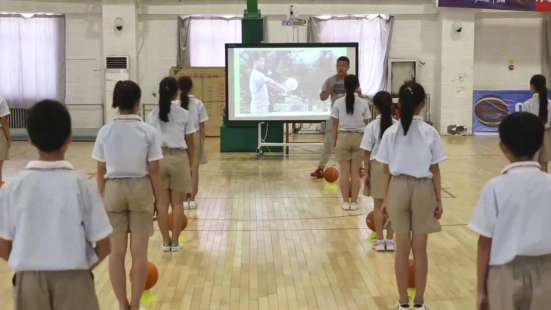 人教2011版体育与健康五至六年级《3.正面下手发球》宁夏郭老师-省一等奖
