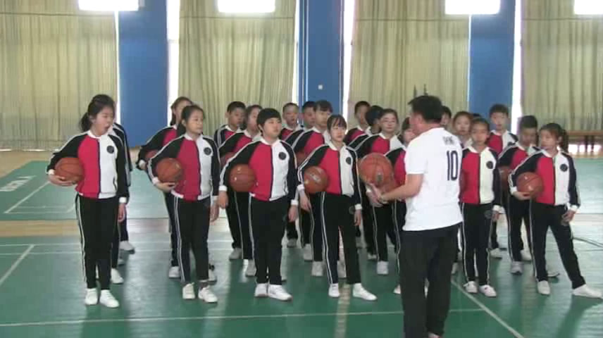 人教2011版体育与健康五至六年级《2.行进间双手胸前，》辽宁赵老师-市一等奖
