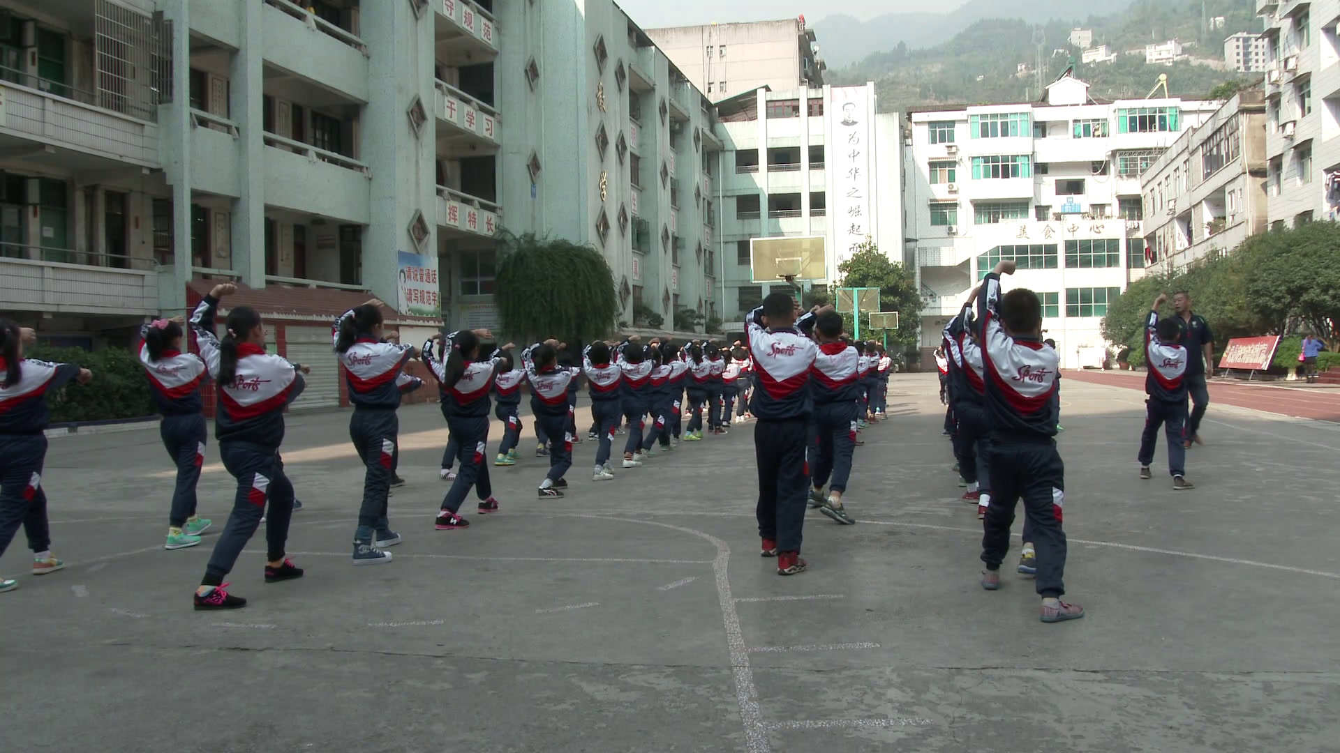 人教2011版体育与健康五至六年级《1.震脚架打》湖北向老师-市一等奖