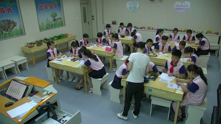冀教版数学四上《一格表示1个、2个单位的条形统计图，用不同方法求平均数》河北马老师-县级优课