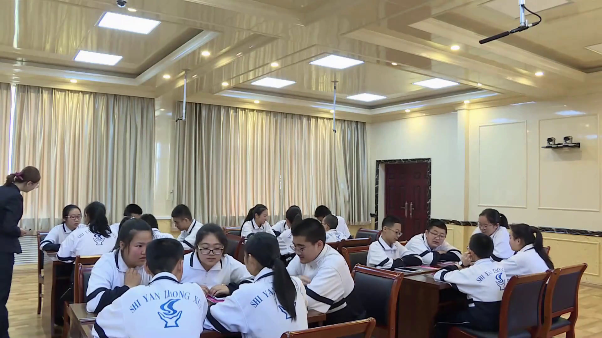 人美版美术九下《8.关注身边的广告设计》辽宁刘老师-省一等奖