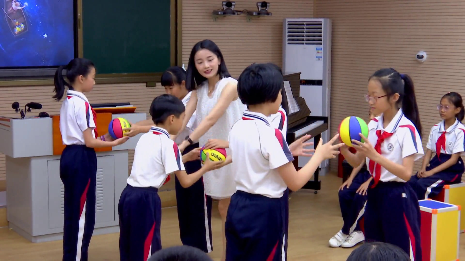 人教版音乐四上《唱歌　愉快的梦》福建杨老师-市一等奖