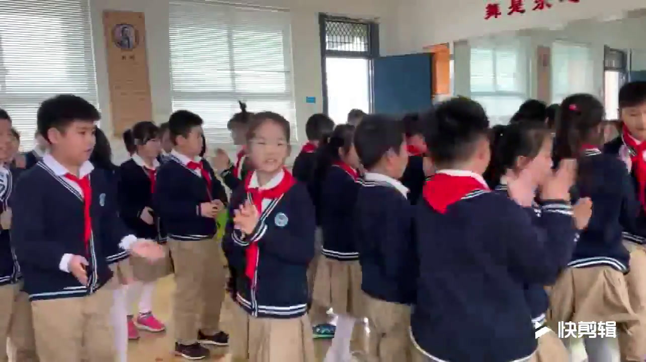 人教版音乐五上《欣赏　小步舞曲》江西陈老师-省一等奖