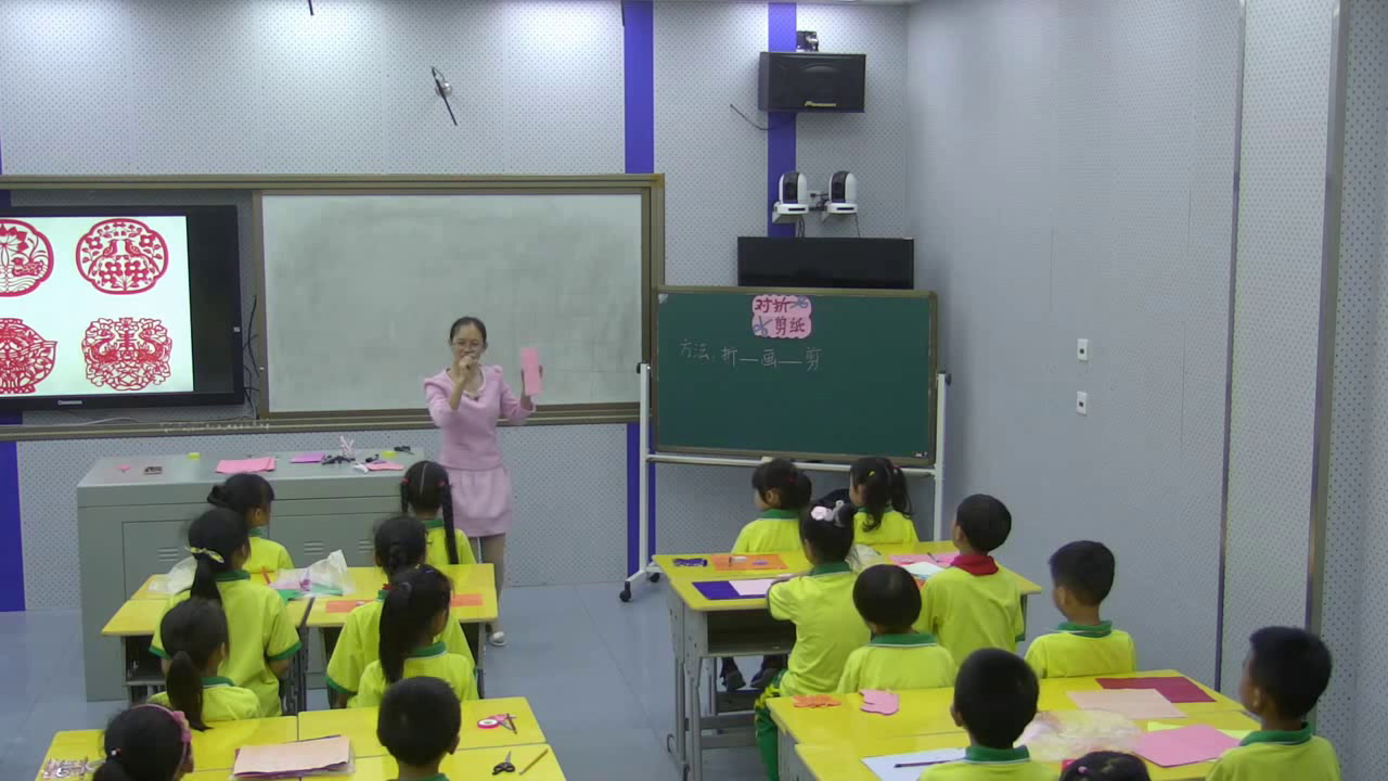 人教版美术二上《第7课　对折剪纸》湖南张老师-省一等奖