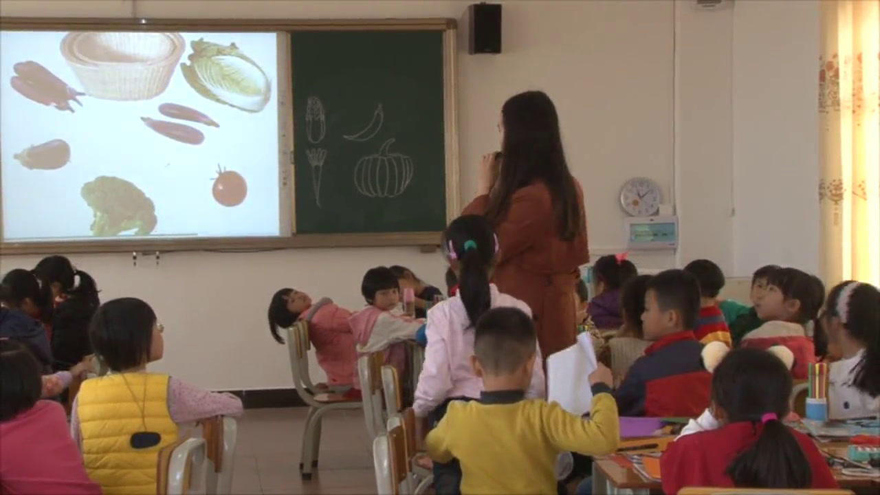 岭南版美术二上《9.我家的菜篮子》广东杨老师-县级优课