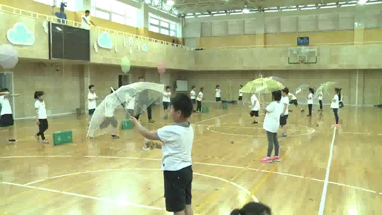 一二年级体育《身体活动-投掷轻物》上海朱老师-全国一等奖