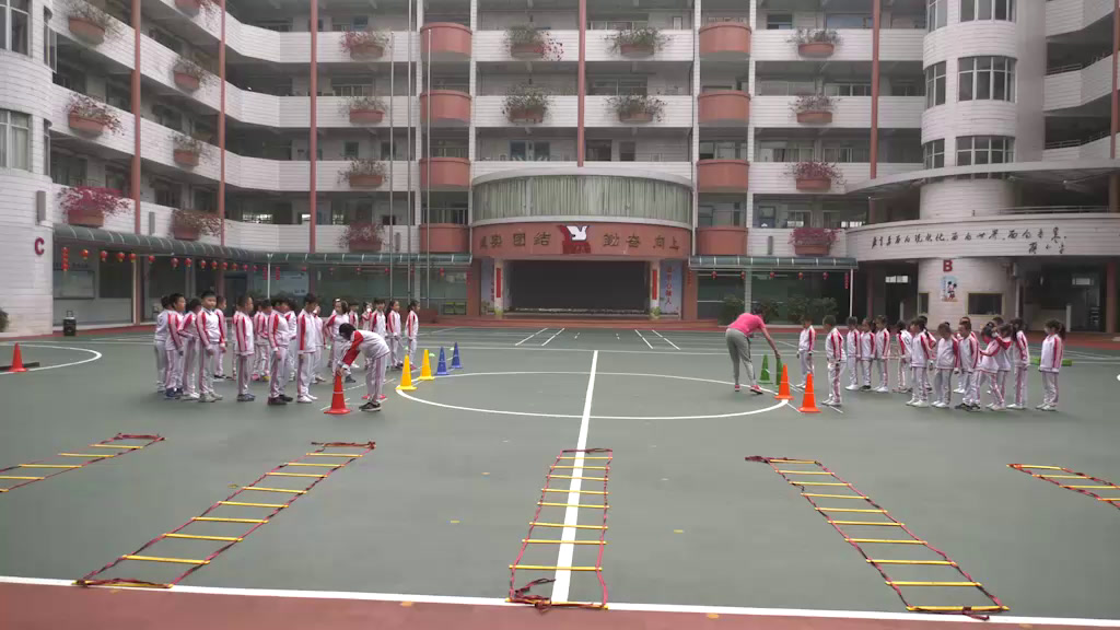 一二年级体育《身体活动-立定跳远》广东何老师-省一等奖