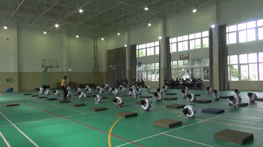 一二年级体育《体操-多种形式的滚动、滚翻动作》浙江张老师-省一等奖