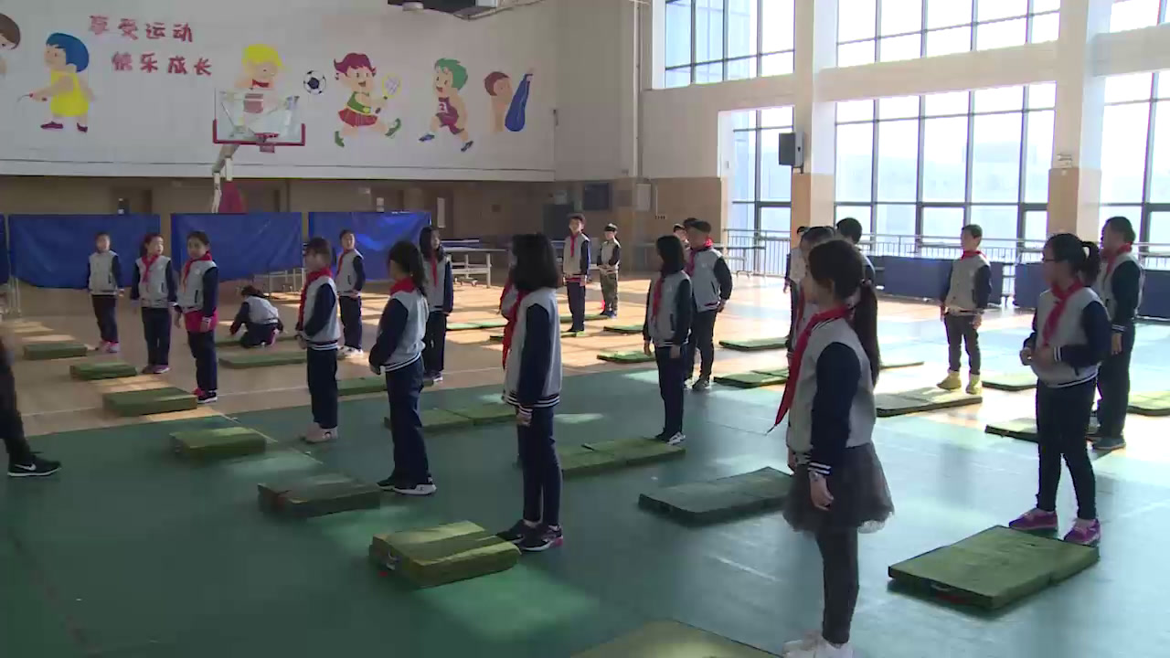 体育三四年级《技巧-跪跳起》山东官老师-全国一等奖