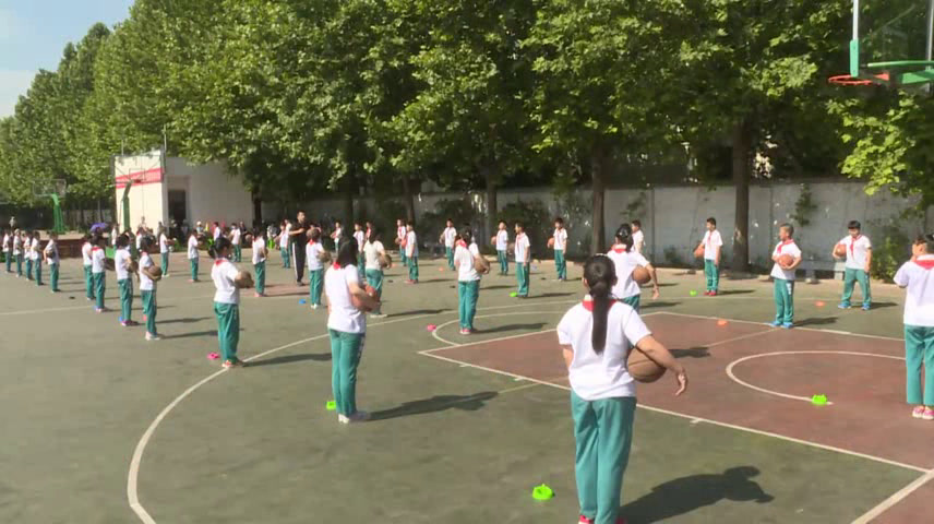 体育三四年级《小篮球》河南李老师-全国一等奖