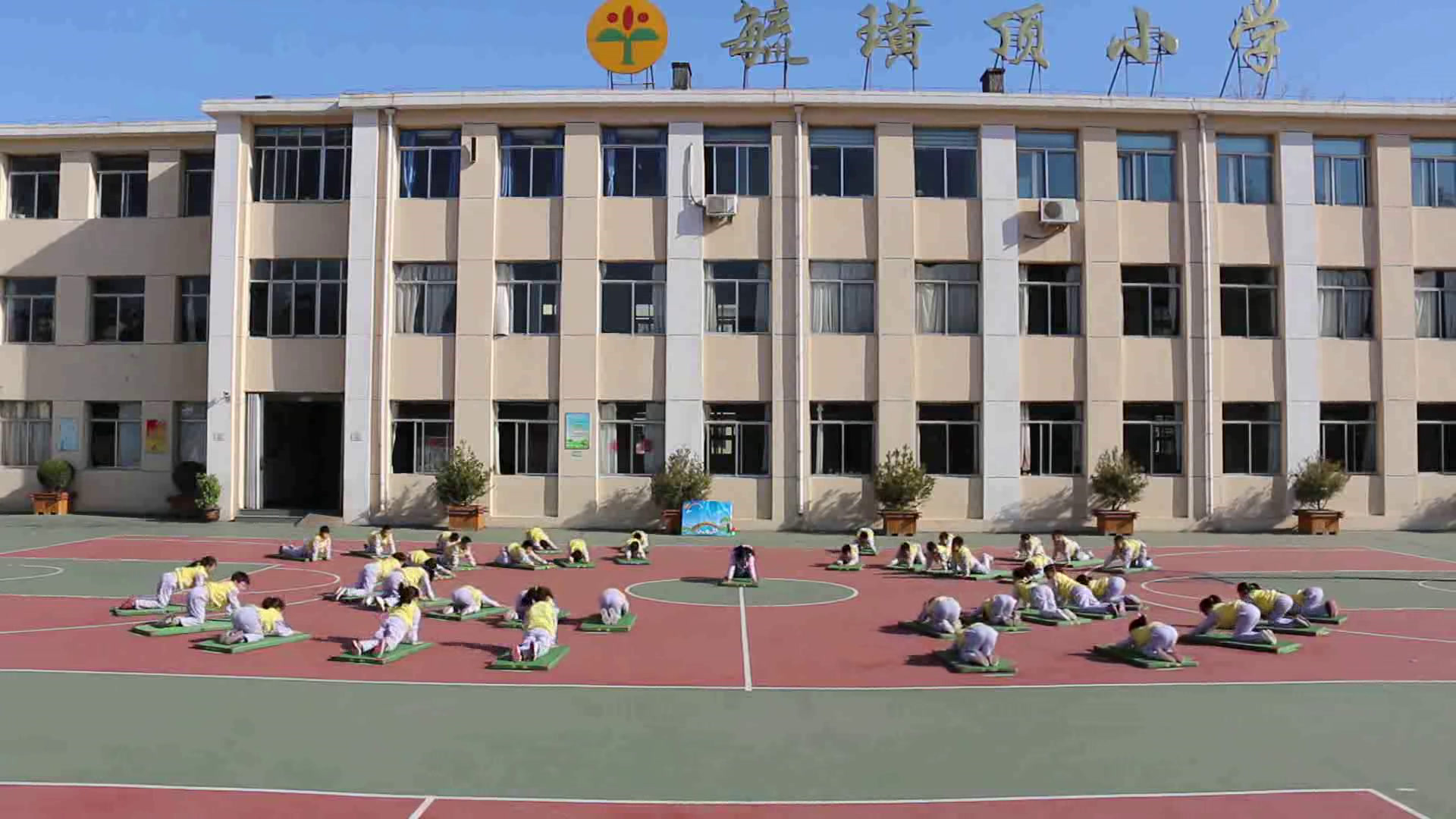 体育三四年级《技巧-仰卧推起成桥》山东殷老师-省一等奖