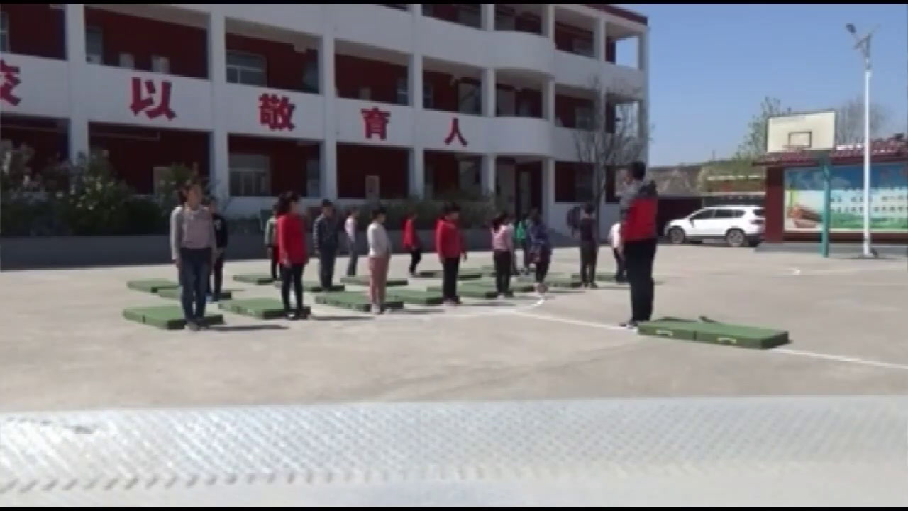  体育五六年级《奔跑游戏-障碍跑》山西申老师-全国一等奖
