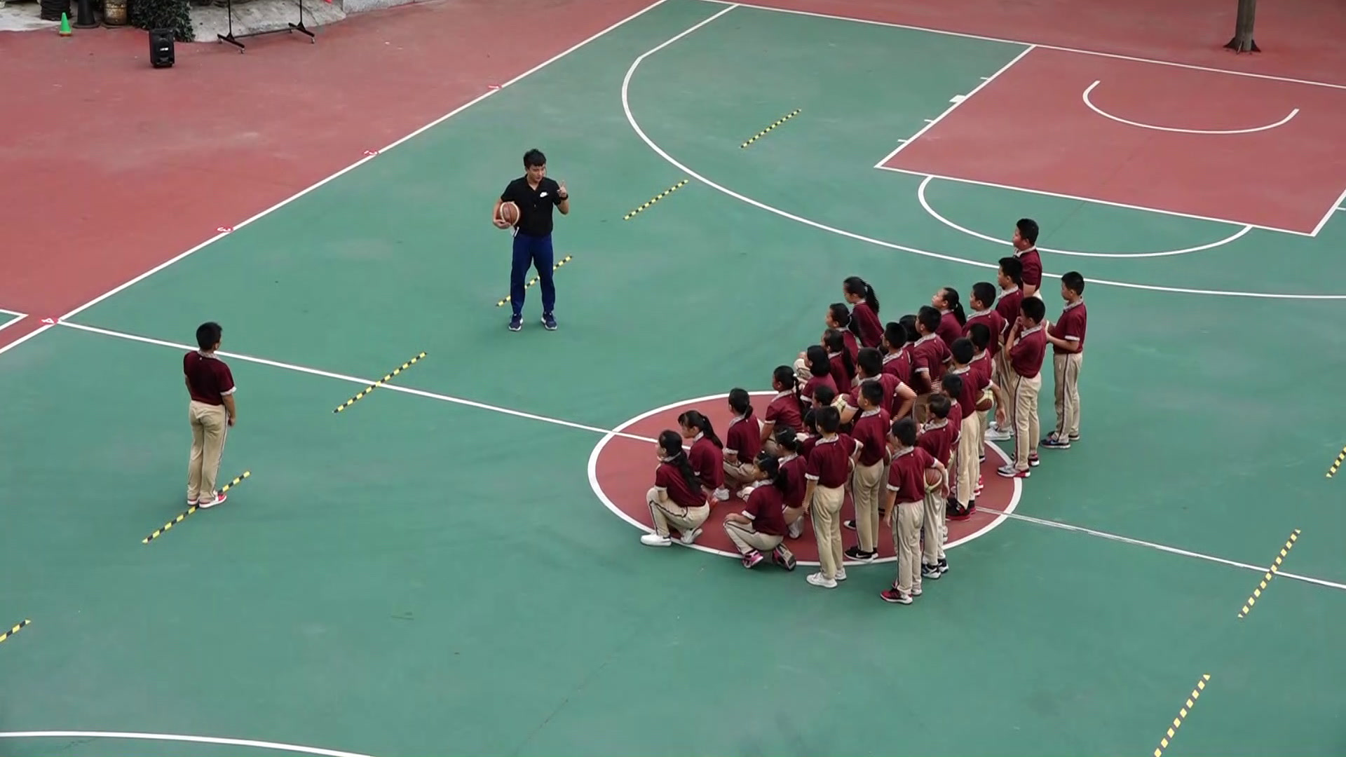  体育五六年级《小篮球运、传球，投篮综合游戏》广东欧老师-省一等奖