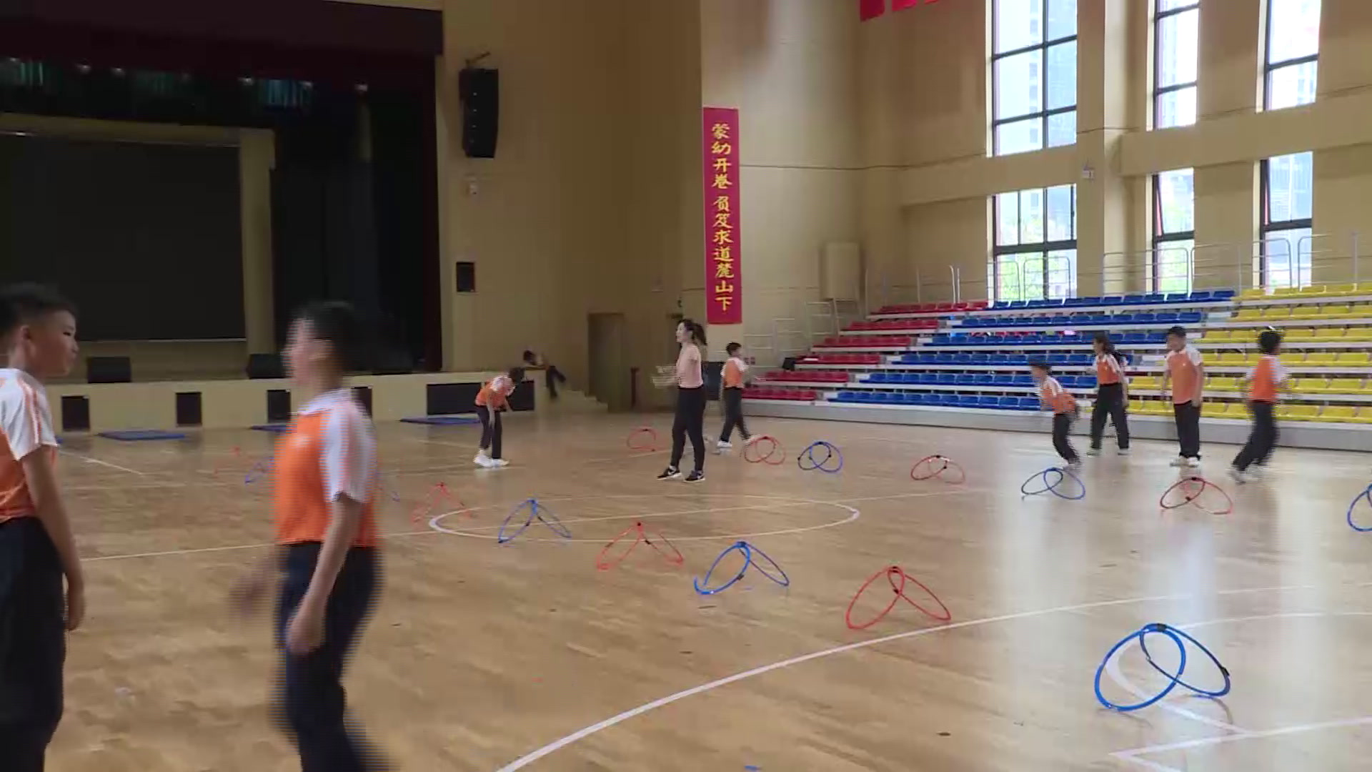  体育五六年级《蹲踞式跳远》湖南程老师-省一等奖