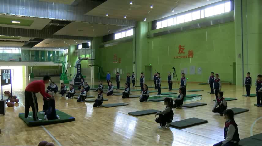  体育五六年级《 技巧-肩肘倒立》甘肃张老师-省一等奖