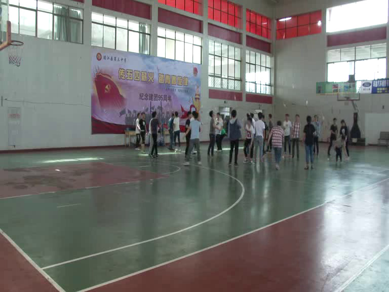 人教版高中体育《正手发高远球》浙江朱老师-省一等奖