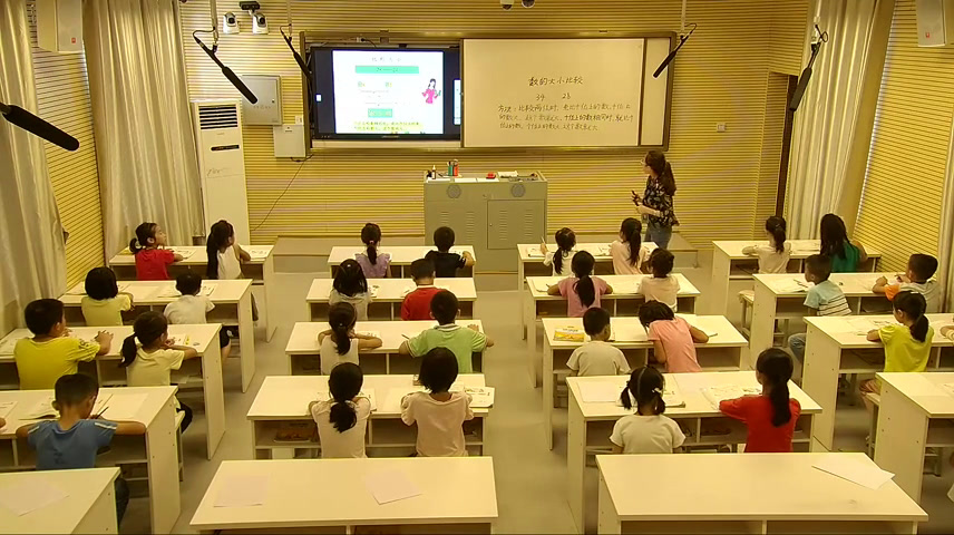 冀教版数学一下《用符号表示两个数的大小》广西谭老师-市一等奖