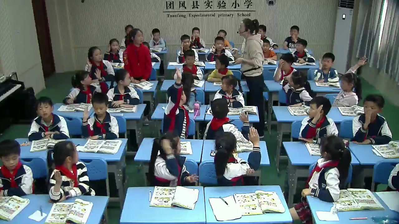 外研版英语三下《Unit2WhatdoesLinglinghaveatschool》湖北周老师-市一等奖