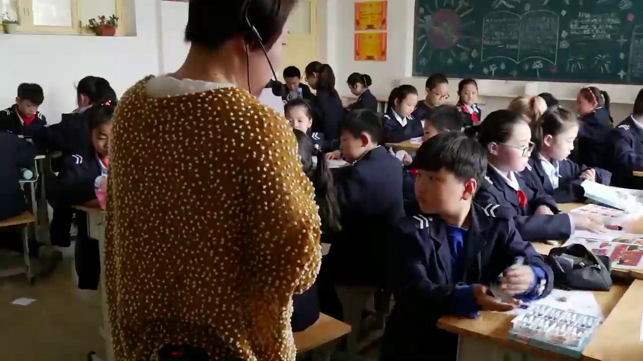 湘美版美术四下《12.色彩取样》山东周老师-市一等奖