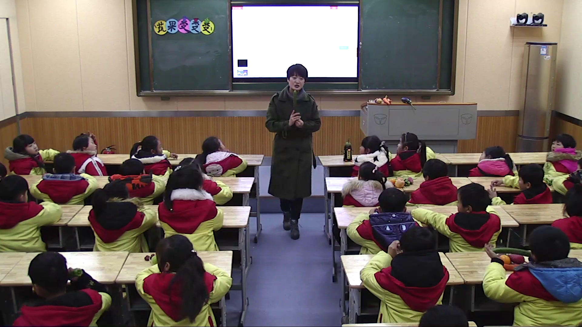 人教版美术二下《第11课　蔬果变变变》安徽张老师-市一等奖