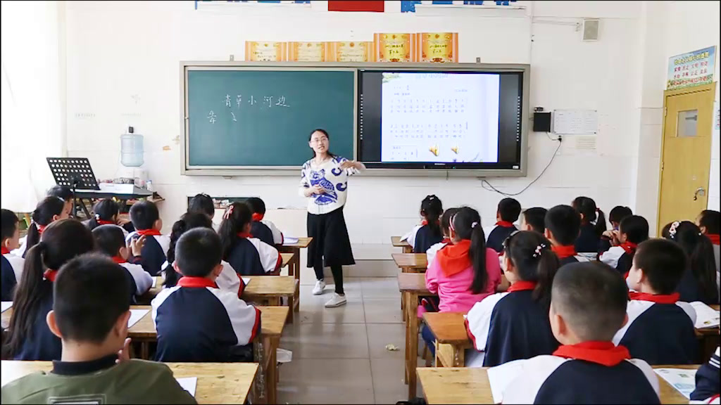 湘文艺版音乐一下《（演唱）青草小河边》山东马老师-市一等奖