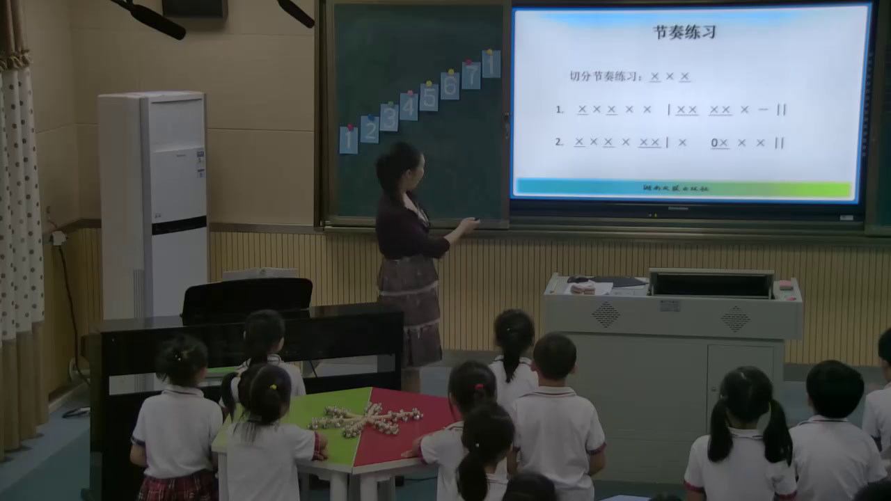 湘文艺版音乐二下《（听赏与跟唱）静夜思》湖南老师-县级优课