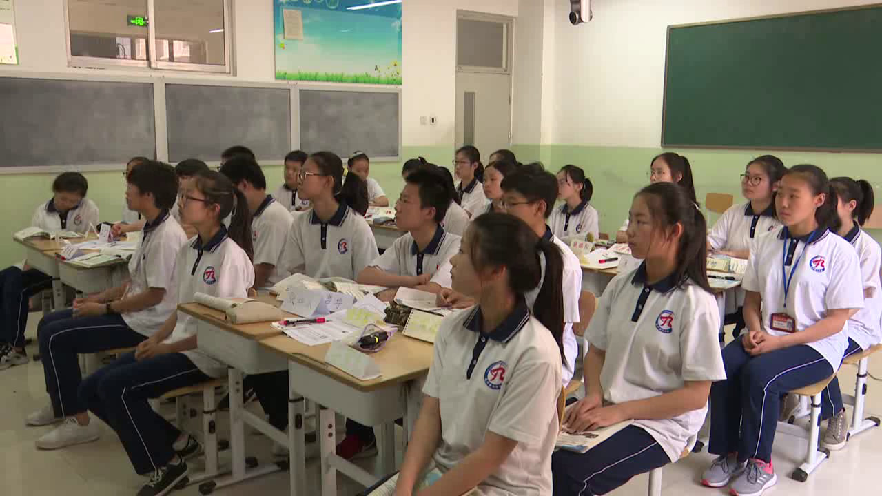 外研版英语七上《Unit2 They're waiting for buses or trains.》天津郭老师-省一等奖