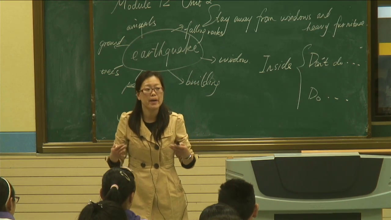 外研版英语八上《Unit2 Stay away from windows and heavy furniture.》安徽盛老师-县级优课